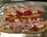 A picture of step 2 of Panino aperto con caprino, pomodorini e cotto.