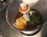 Une image de l'étape 3 de Sauce salade épicée à l'huile de sardines, vinaigre de vin et persil.