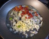 Foto del paso 1 de la receta: Espinaca salteada con vegetales y huevo
