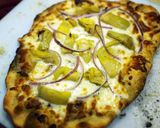 A picture of step 16 of Artichoke And Onion White Pizza.