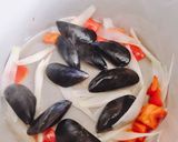 Hình bước làm 1 của món Mì Gói Ăn Liền Chua Cay Topping Trai Pháp (Vẹm Đen)