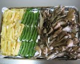 A picture of step 4 of Maitake Mushrooms and Green Beans with a Ginger and Vinegar Dressing.