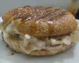 Foto del paso 8 de la receta: Sándwich🥙de cebolla caramelizada🧅queso🧀y miel🧅🧀🍯