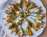 Foto del passaggio 7 della ricetta Fiori di zucca ripieni di ricotta