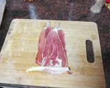 Foto del paso 2 de la receta: Rollitos de pechuga rellena de jamón serrano y espárrago blanco