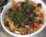 Une image de l'étape 12 de Salade de farfalles aux légumes, viandes grillées et olives.