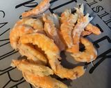 Une image de l'étape 2 de Crevettes sauvages aux poivrons, champignons et épices.