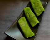 A picture of step 6 of Patishapta with a spinach purée.