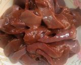 รูปขั้นตอนการทำที่ 1 ของ ตับหมูผัดน้ำมันหอยโรยหน้ากระเทียมกรอบ