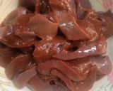 A picture of step 1 of Stir-Fried Pork Liver with Oyster Sauce and Crispy Garlic.