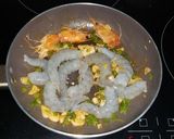 Foto del paso 2 de la receta: Langostinos (camarones) a la crema y albahaca