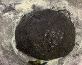 Foto del paso 2 de la receta: Coca con masa de tinta de calamar y gulas del norte al ajillo