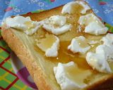 A picture of step 3 of Strained Yogurt and Honey Toast.