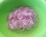 A picture of step 1 of Colorful and Refreshing Red Onion Salad.