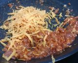 A picture of step 2 of Eggs With Onion And Cheese Burger.