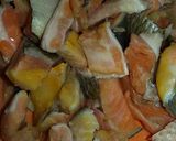 Foto langkah ke 2 dari resep Tumis salmon pedas.