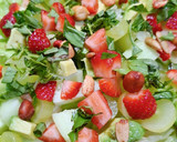 Foto del paso 1 de la receta: Ensalada de fresas y uvas verdes