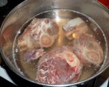 Foto del paso 1 de la receta: Osobuco estofado con papas y arvejas