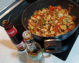 Foto del paso 5 de la receta: Tallarines con verduras, gambas y Pollo