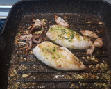 Foto del paso 3 de la receta: Calamares a la plancha en salsa verde y gambas 🍽