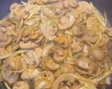 Foto del paso 2 de la receta: Salmón en salsa cremosa de puerro con cherrys y espinacas frescas