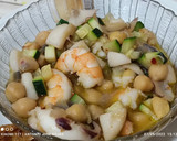 Foto del paso 9 de la receta: Garbanzos, sepia y langostinos 😋😋😋😋
