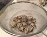 A picture of step 1 of Soup-Style Clam Vongole.