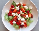 Hình bước làm 2 của món 💚 Salad Trái Cây, Feta & Hồ Đào Sốt Sữa Chua