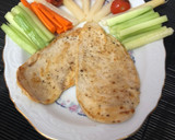 Foto del paso 5 de la receta: Pechuga de pollo a la plancha con guarnición de cherry, pepino, zanahoria y espárrago blanco