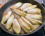 Une image de l'étape 6 de Endives braisées au bouillon de gambas, thym frais et jambon cru.