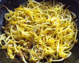 A picture of step 3 of Bean Sprout and Natto Dry Curry Rice Bowl.