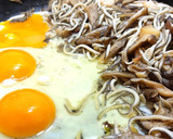 Foto del paso 4 de la receta: Salteado de anguriñas con setas ostra, gambas y huevos rotos