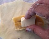 Foto langkah ke 4 dari resep Bolen Pisang Keju Simple.