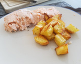 Foto del paso 5 de la receta: Salmón escalfado con patatas asadas y ensalada de col