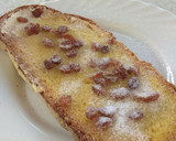 Foto del paso 1 de la receta: Pan tostado con margarina y pasas
