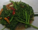 Foto langkah ke 3 dari resep Cah Kangkung Pedas Bawang Putih.