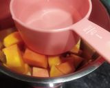 A picture of step 3 of Papaya juice.