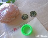 A picture of step 4 of Easy Car-Shaped Rice Balls.