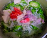 Foto langkah ke 3 dari resep Bening Gambas (Oyong) Tahu dan Tauge.