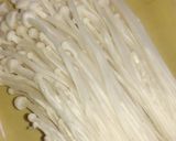 Foto langkah ke 1 dari resep Jamur Enoki Crispy.