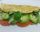 Foto del paso 4 de la receta: Tortilla rellena de aguacate..