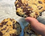 Foto langkah ke 5 dari resep Chunky Chocolate Cookies.