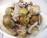 A picture of step 3 of Sake Steamed Surf Clams with Cabbage Made in the Microwave.