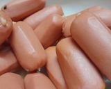 Hình bước làm 1 của món Xúc xích cuộn bánh tráng chiên giòn