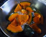 A picture of step 4 of Delicious Chilled Kabocha Squash Simmered with Lemon.