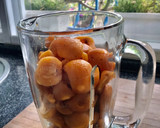 Foto del paso 1 de la receta: Smoothie tropical de albaricoque y zanahoria
