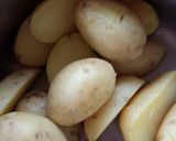A picture of step 1 of Herbed baked potatoes 🌱.