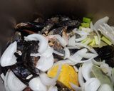 Foto del paso 1 de la receta: Mejillones al vapor/Músculs bullits amb ceba