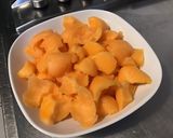 Une image de l'étape 2 de Melon au deux tomates, feta et menthe.