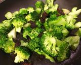 Foto del paso 1 de la receta Revuelto de brócoli al curry con pasas